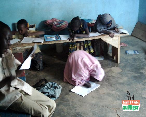 soutien scol.JPG - Vivement les nouveaux pupitres, c'est pas très pratique pour travailler !